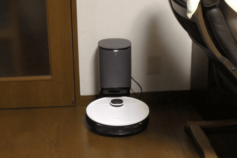 Ecovacs Deebot OZMO T8+ is at the emptying station
